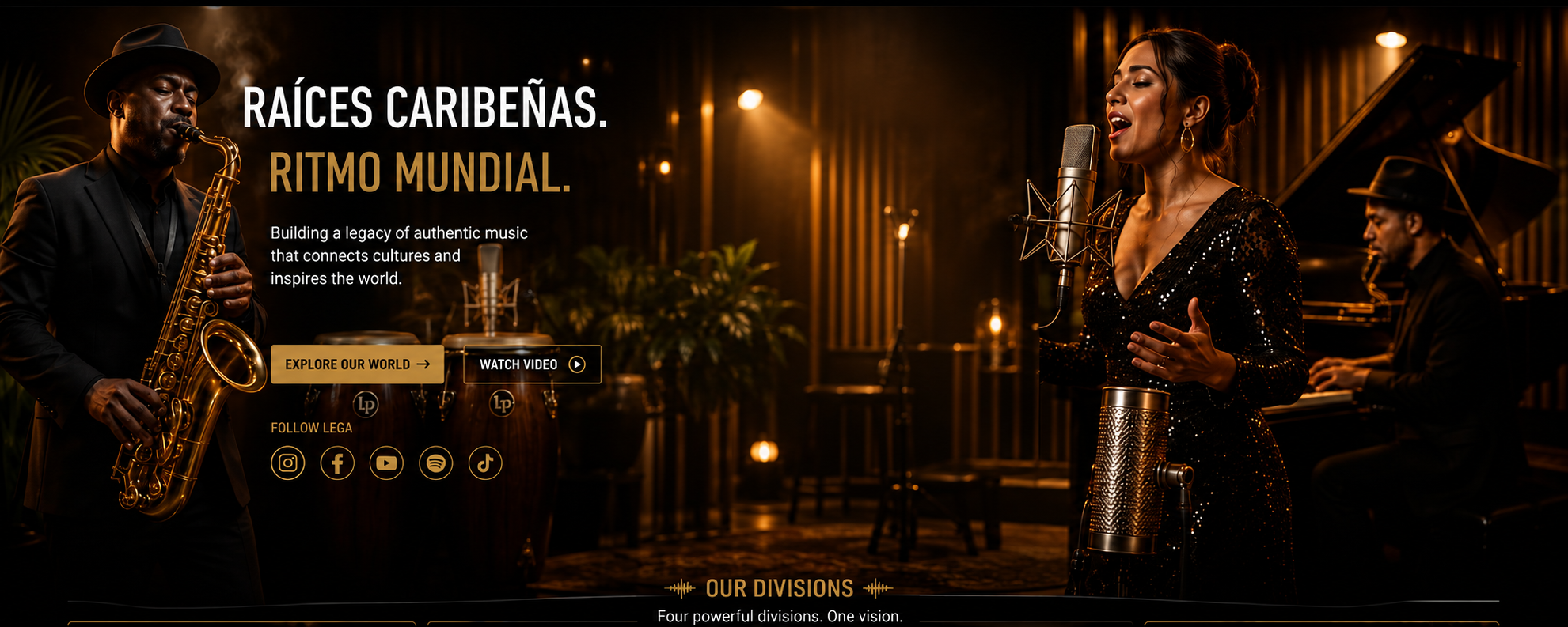 Músicos en un estudio bajo luces doradas: saxofonista, cantante y pianista.